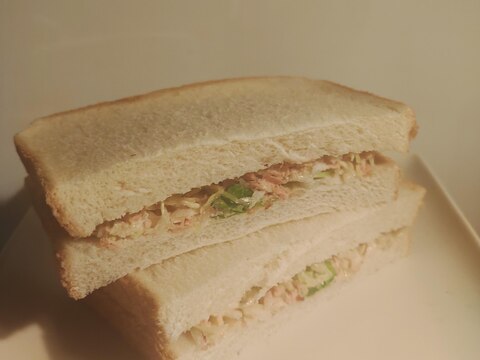 キャベツ、かいわれ、ツナサンド